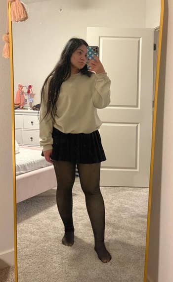 reviewer wearing the tights in black